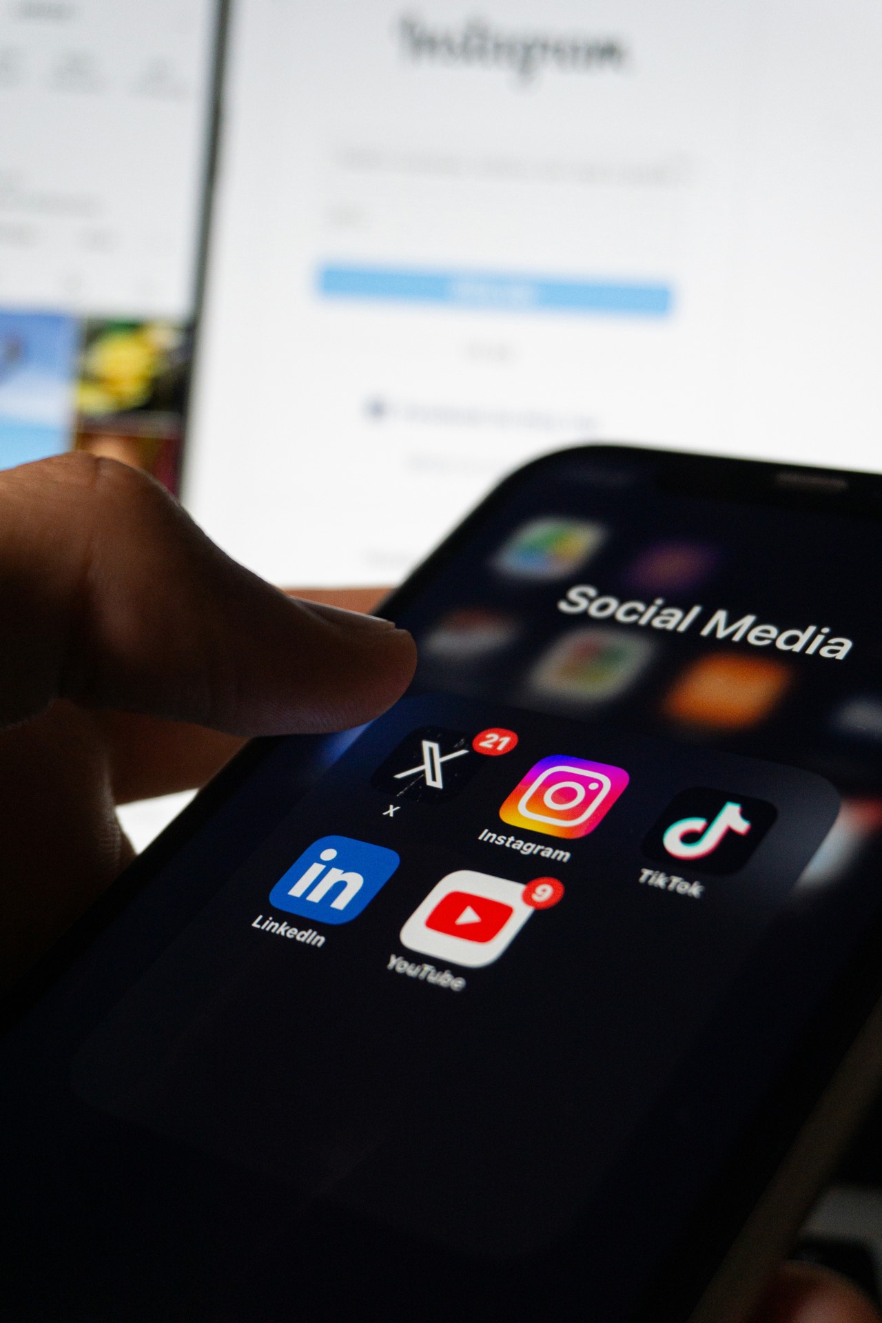 Warum die Instagram-Musikbibliothek für Unternehmen zur Abmahnfalle wird – und wie du rechtssicher Reels mit Musik postest.